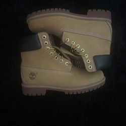 Timbs size 8.5 they are big so will fit for 9 or 9.5