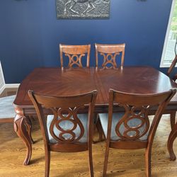 Dining Room Table & Chairs