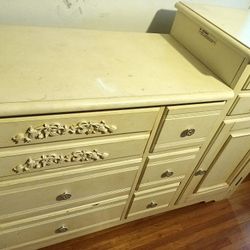 Crib/full bed convertible, dresser, matching