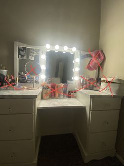 White Vanity Desk And Mirror 