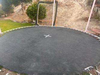 15’ Round Trampoline - Great Condition - $100 OBO