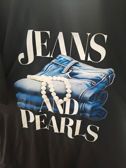 Graphic T-shirt "Jeans And Pearls"