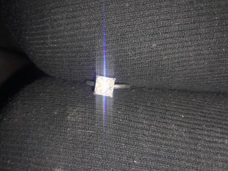 Stering Silver 2 karat  solitaire Diamond Ring Size 8 in great condition 