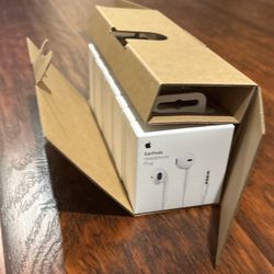Apple EarPods 3.5mm Headphone Jack Wired Earbuds New In Box