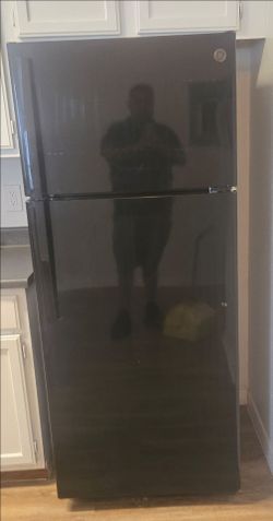 GE Refrigerator Great Condition With Ice maker
