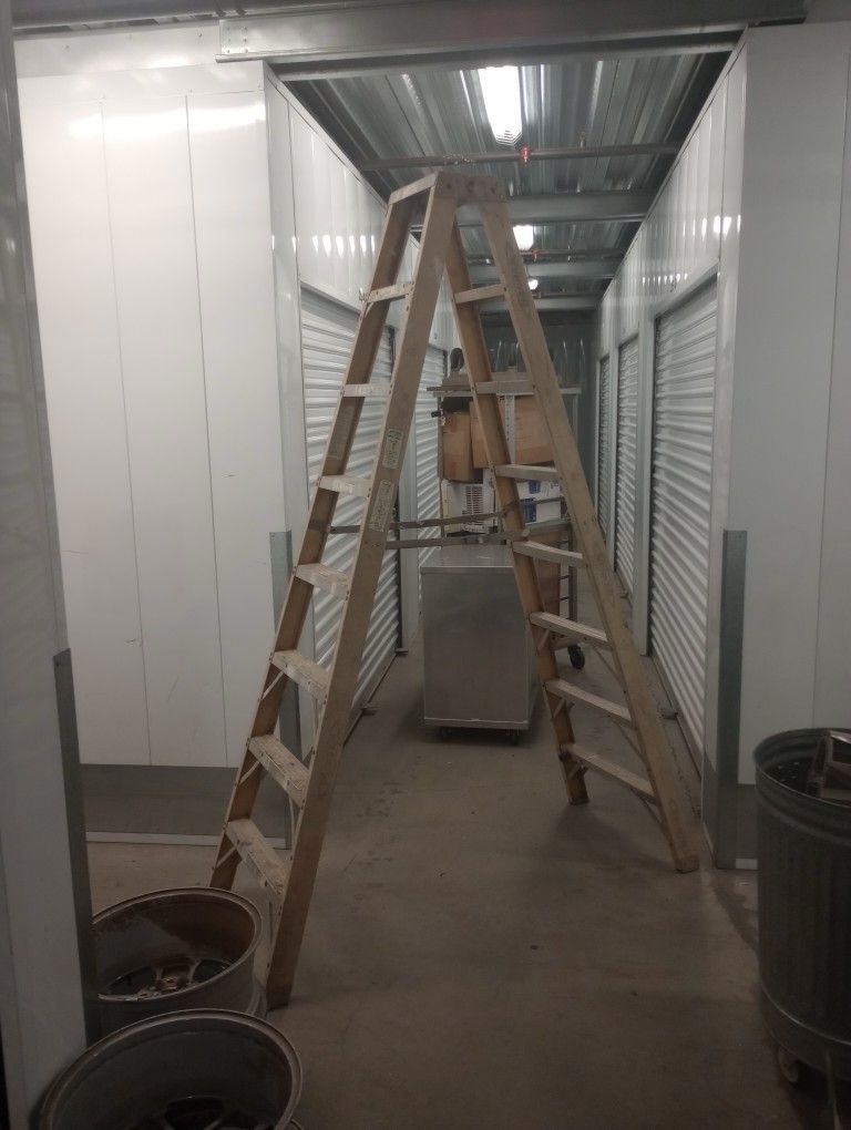 8 Foot Fiberglass Ladder
