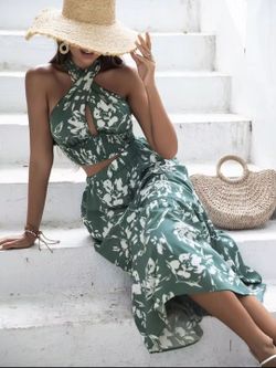 NWOT Green Floral Criss Cross Halter Crop Top Size Small/4