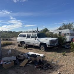 Chevrolet Suburban “Square Body”, most likely from 1979–1991.