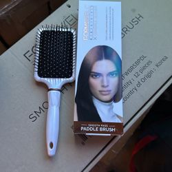 Paddle Brush / Hair Care / New / Kendall Jenner Brush
