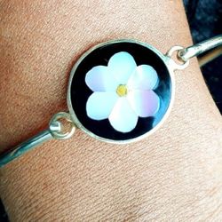 Simple, Sopheticated, Gorgeous Vintage Mother Of Pearls Flower In Lay In Alpaca Silver 