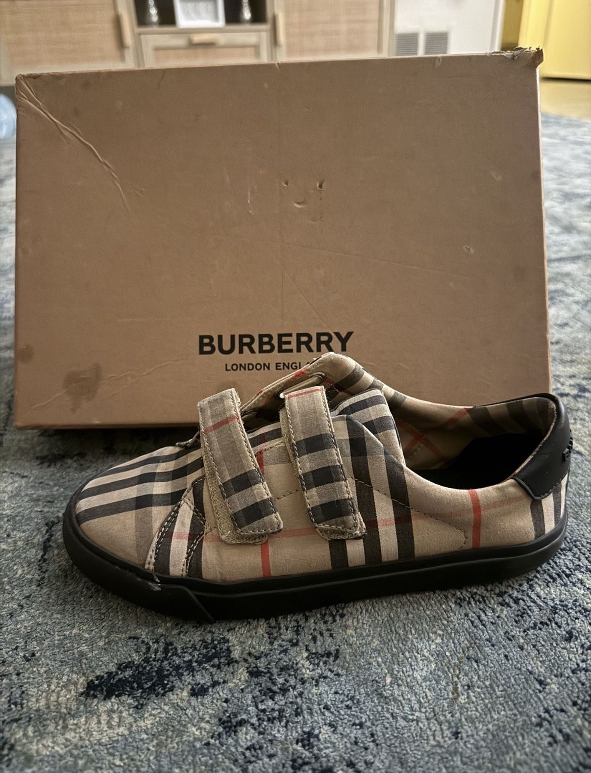 25$ Burberry Shoes Size 3y Authentic