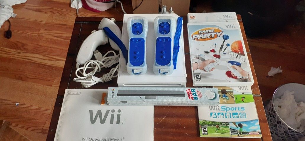 Wii GAME SYSTEM WITH 2 CONTROLLER'S 2 NUM CHUCK'S AND 6 GAMES HAS A NEW SENSOR BAR