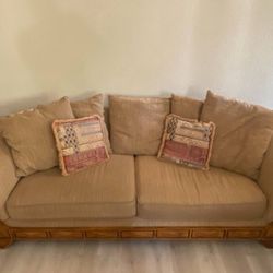 GENTLY USED WARM COLORED SOFA. (DELIVERY AVAILABLE‼️)
