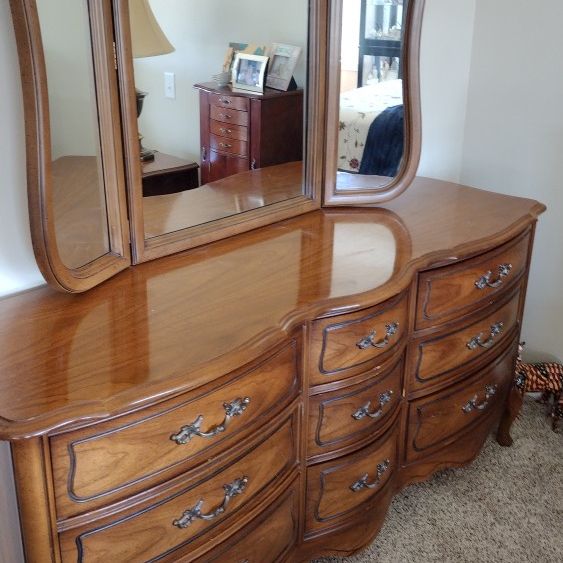 Broyhill 4 piece bedroom set make Offer