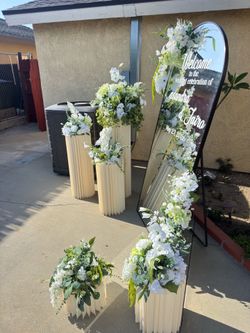 Flowers & pillar stands