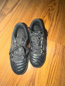 Soccer turf shoes