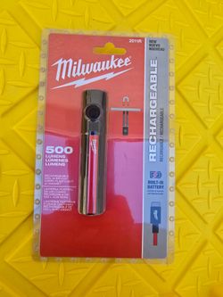 Milwaukee
500 Lumens EDC Everyday Carry Internal Rechargeable Flashlight with Magnet