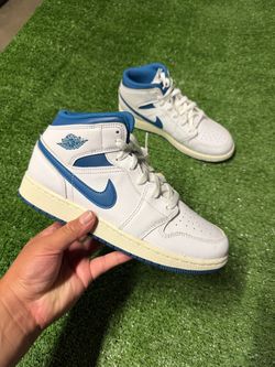 Jordan 1 mid blue