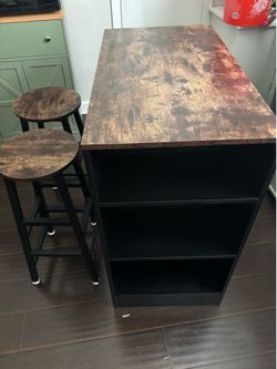 Small table w/two bar stools