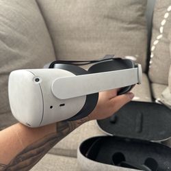 META QUEST 2 HEADSET