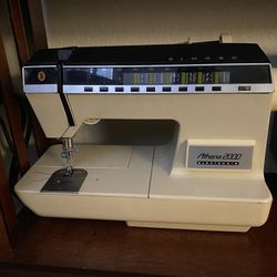Singer Vintage Machine