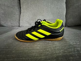 Soccer shoes