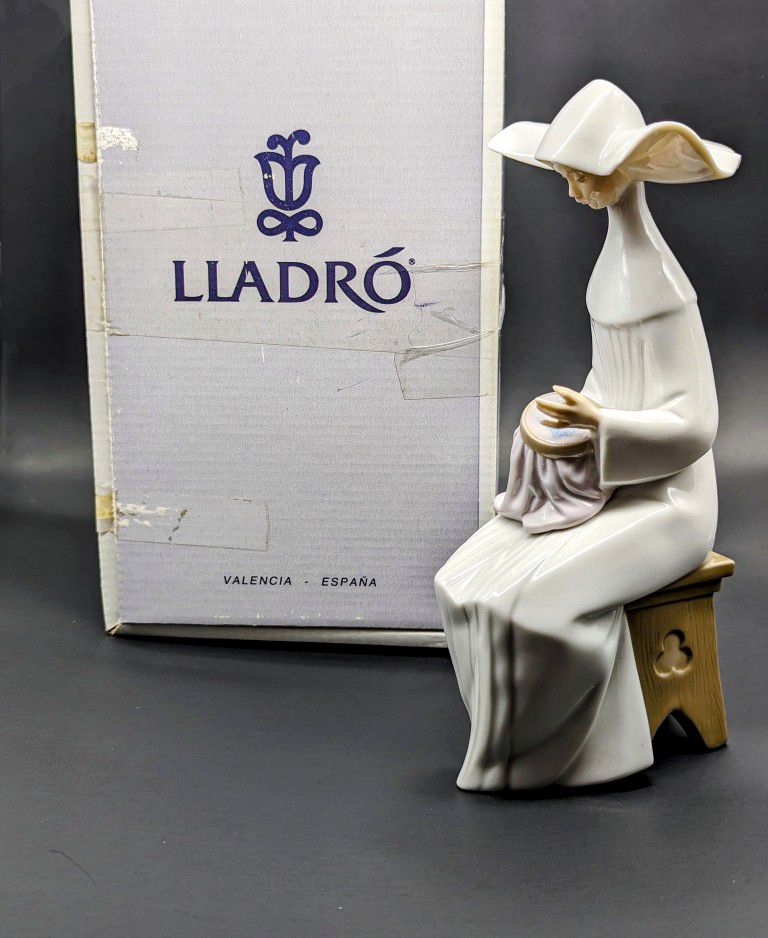 Lladro Time To Sew Nun White #5501 RETIRED Porcelain Figure With Original Box