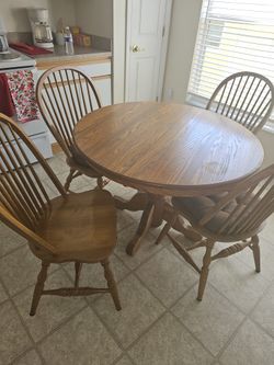 5 Pieace Dinnig Wood Table With Extra Extension