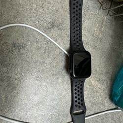 Apple Watch Série 7 Nike Cellphone + GPS 45mm