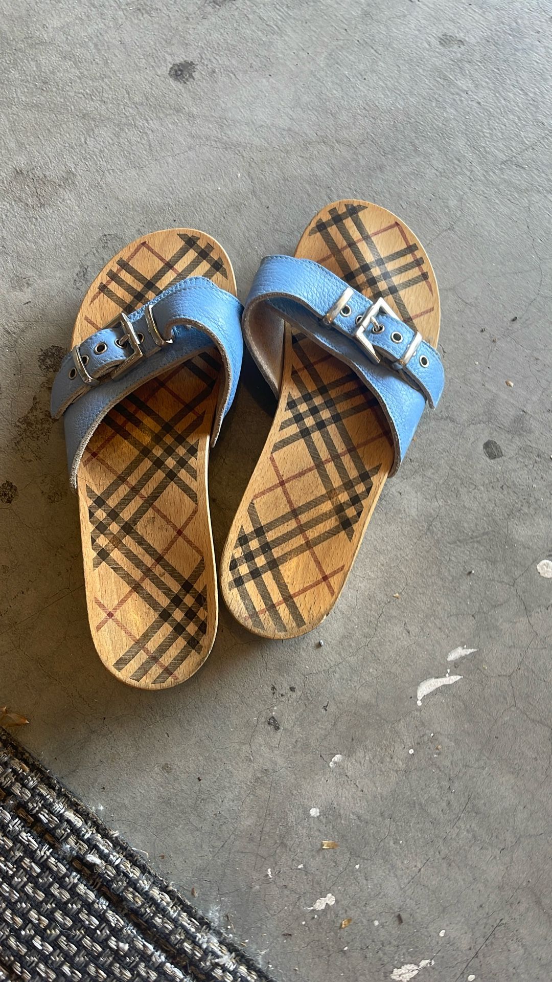 Burberry Sandal Sue 6-6.5. $30
