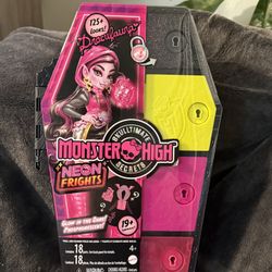 Monster High  Skullmate Secrets Neon Frights Draculaura