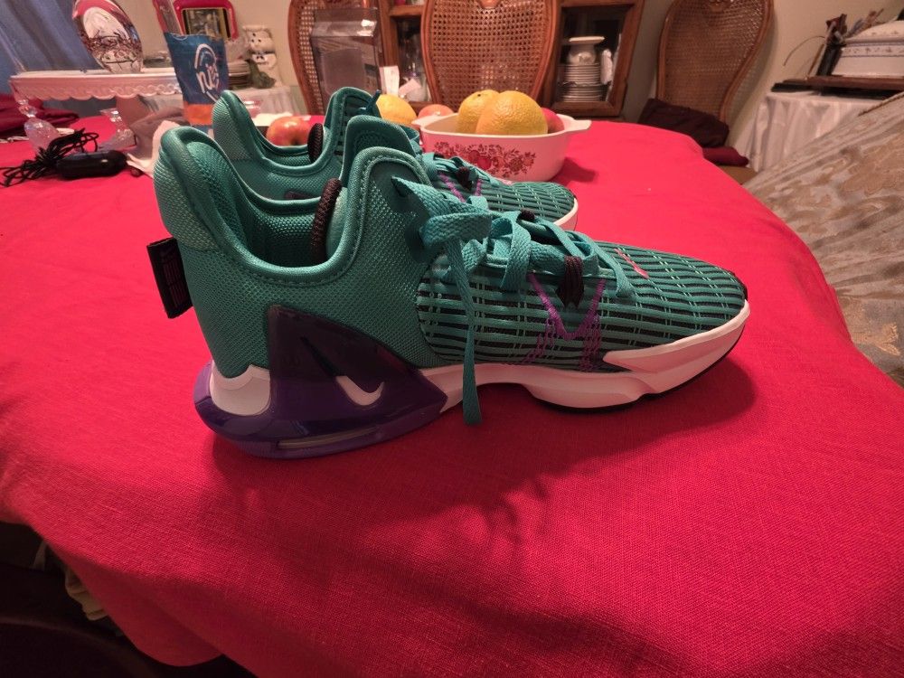 Nike LeBron Witness 6
Clear Emerald Wild Berry