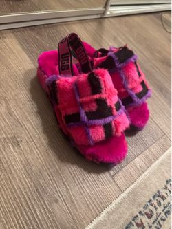 Ugg slippers (shoes)