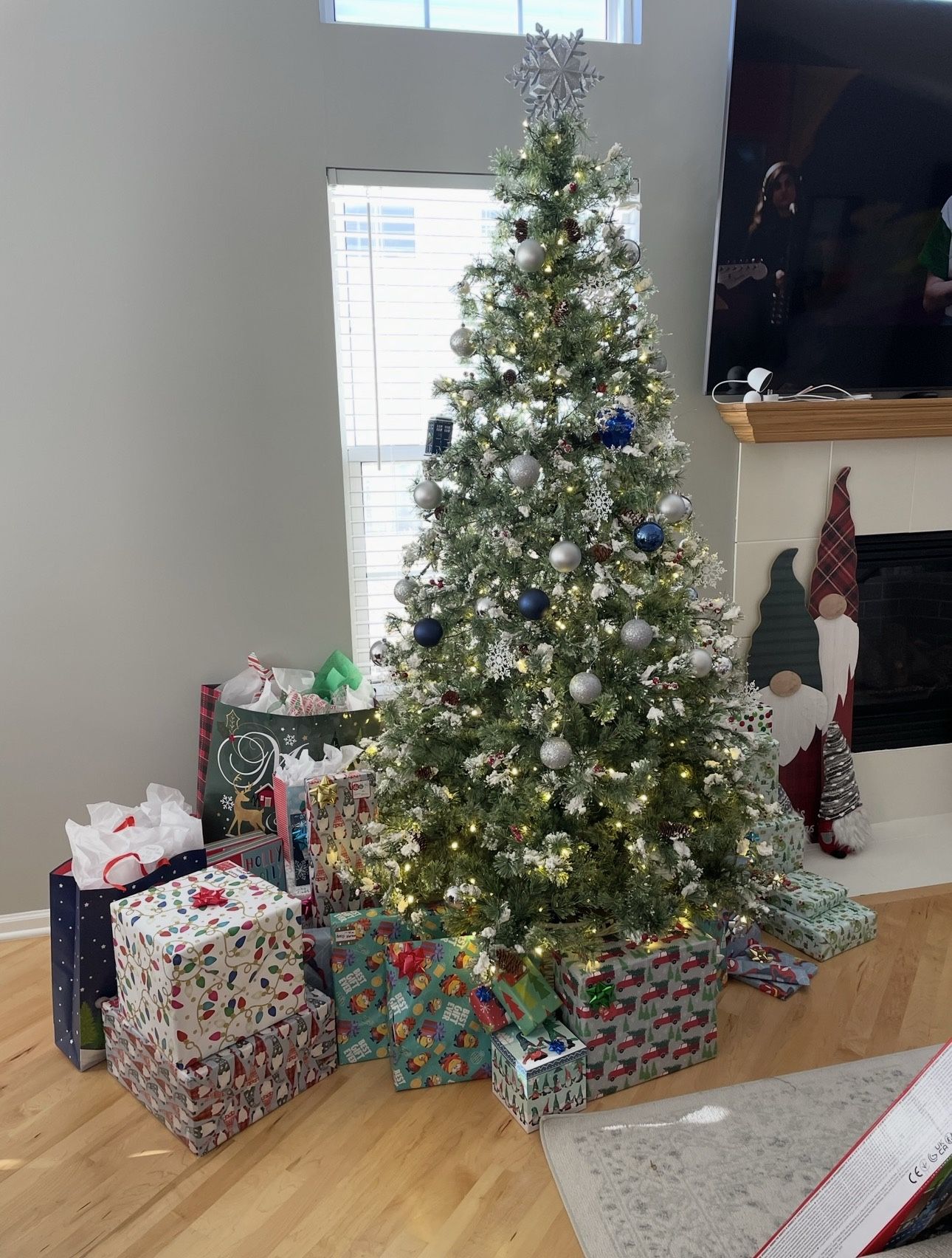 7.5 Ft Pre lit Flocked Christmas Tree