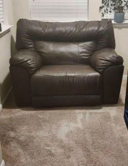Brown Leather Electric Reclining La-Z-Boy Loveseat – Great Condition