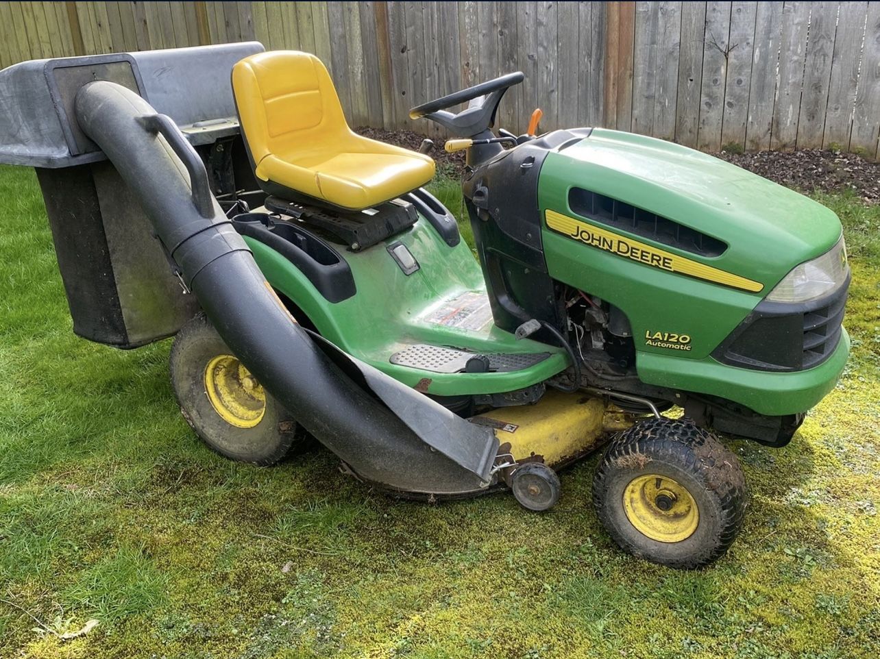 John Deere LA120 Riding Mower