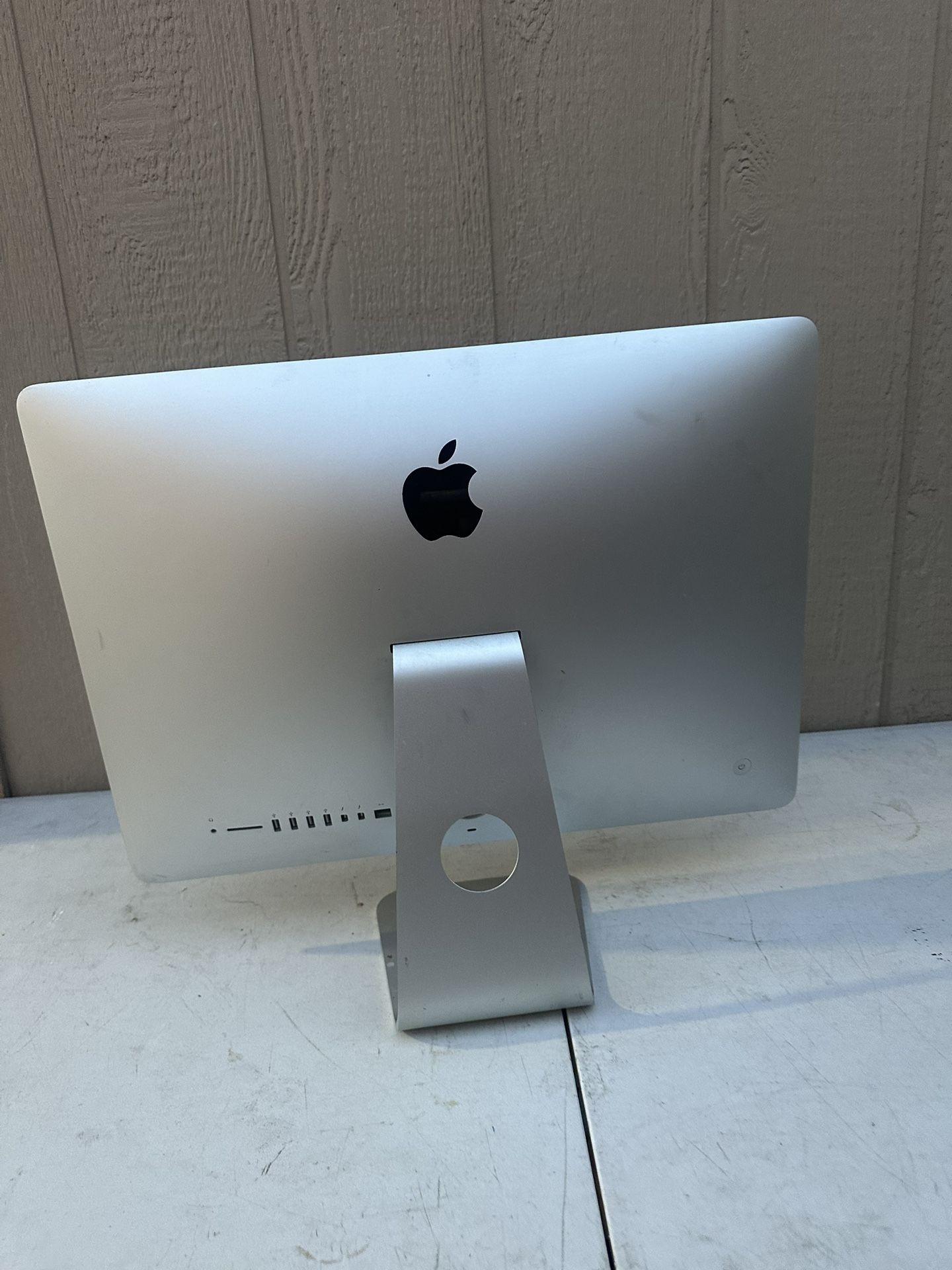 Apple Desktop Monitor 20 In Designed by Apple in Califomia Assembled in China Model Number A1418