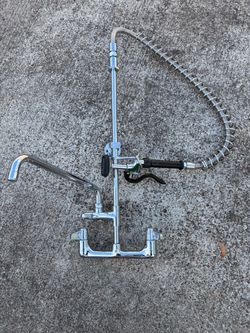 Pre rinse faucet