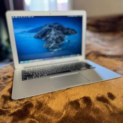 Excelente Laptop Apple Macbook Air De 13 Pulgadas Procesador i5 Con Programas 