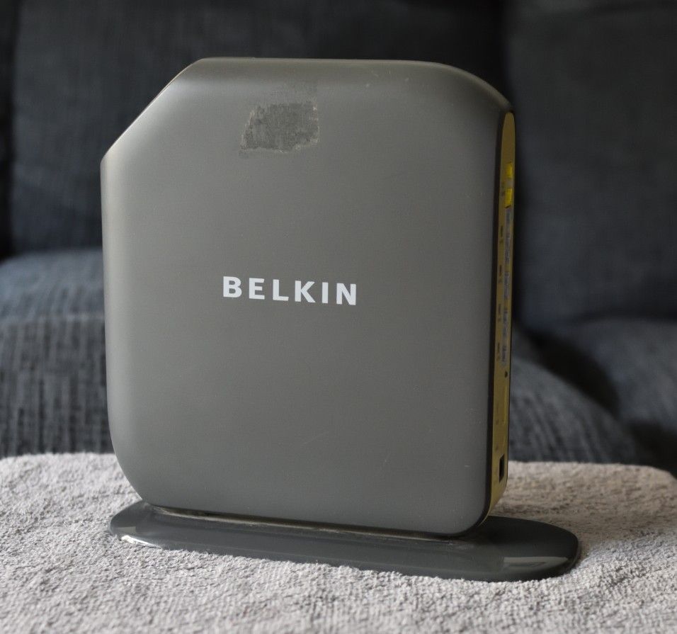 2 Belkin F7D3302 Wi-Fi Routers
