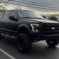 2015 Ford F-150 XLT SUPERCREW  LIFTED