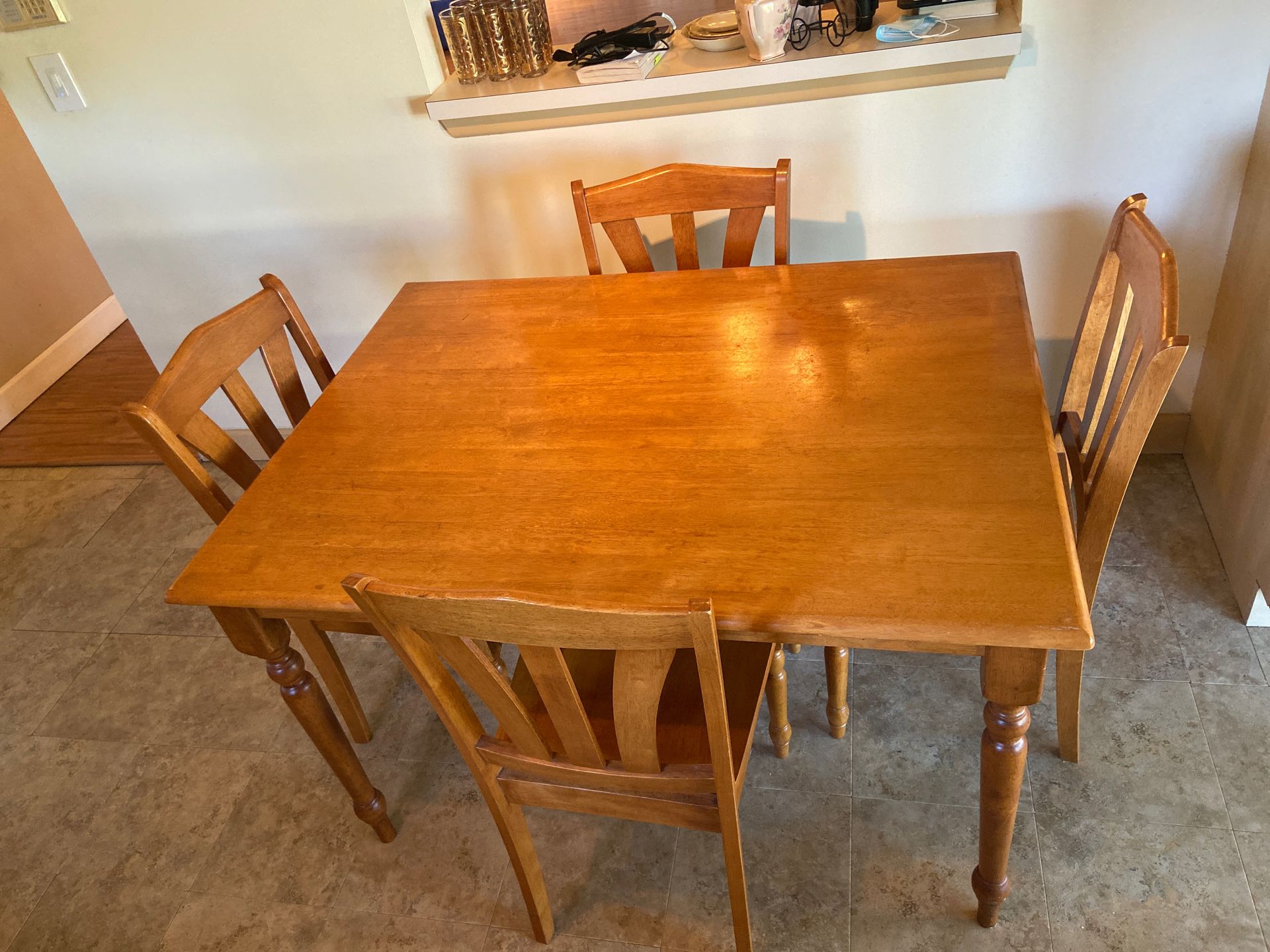 Kitchen Table with 4 chairs (great condition)