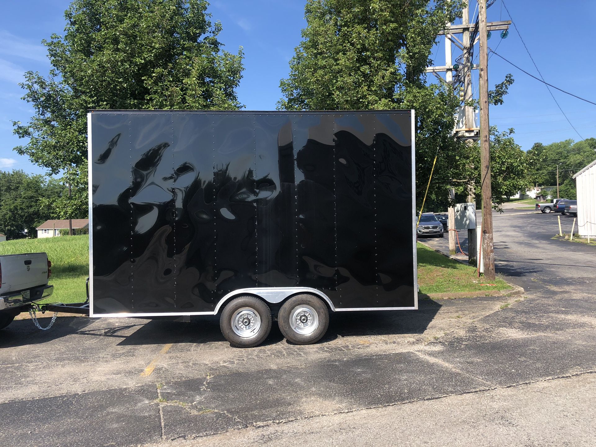 Enclosed box trailer