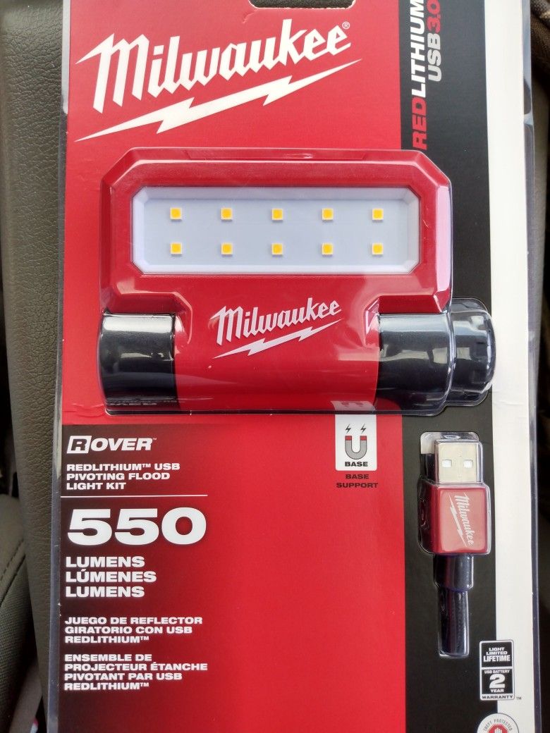 Milwaukee Red Lithium USB Rechargeable 550 Lumens Rover Light Kit