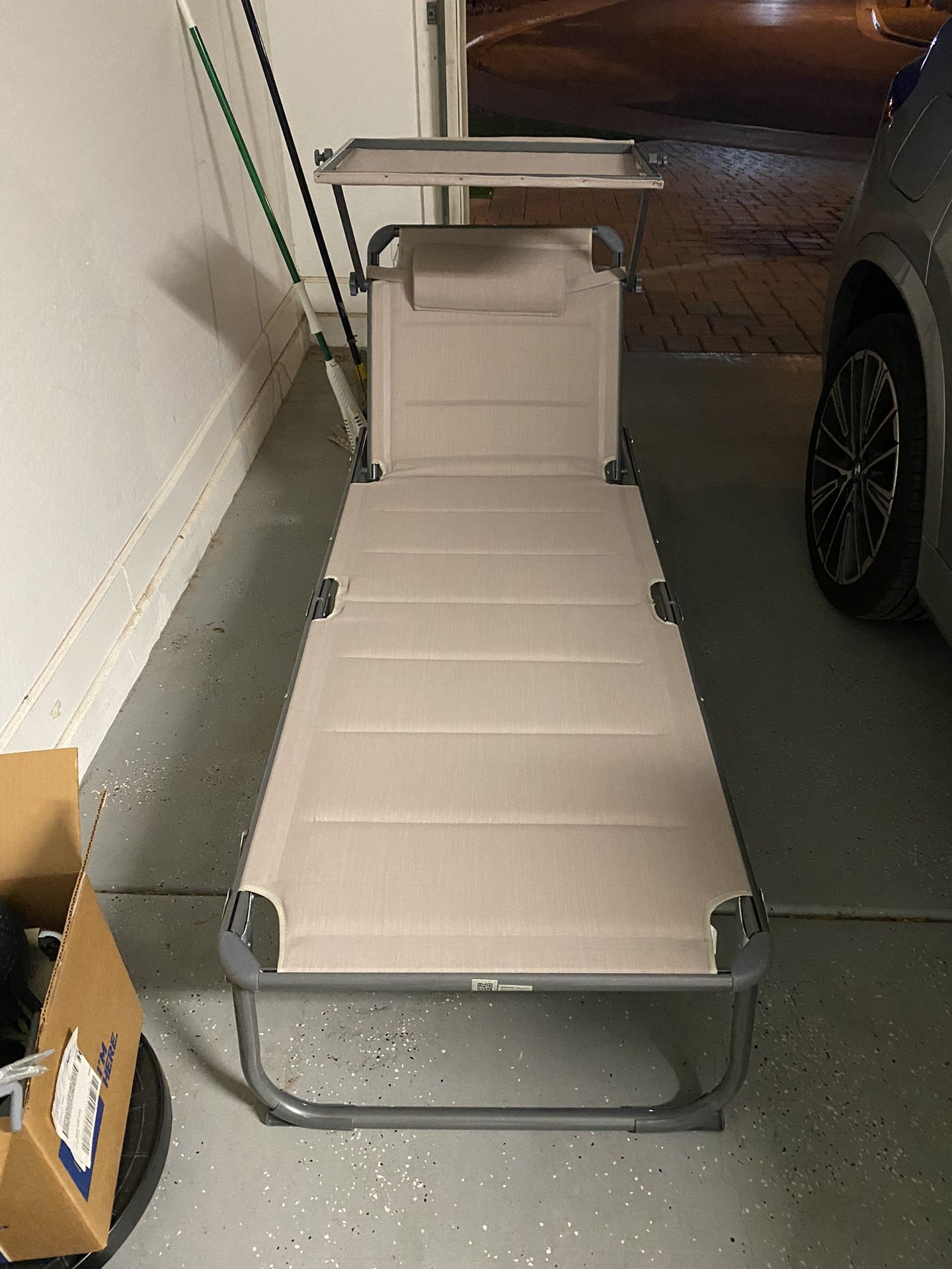 FOLDING CHAISE LOUNGE CHAIR