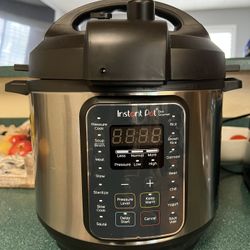 Insta Pot Duo Gourmet 6qt (TAKING OFFERS)