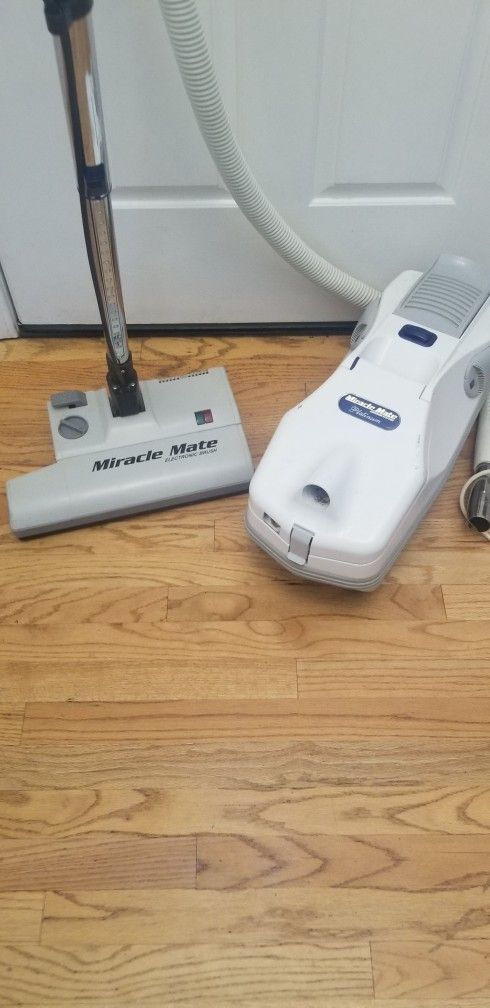 NEW cond MIRACLE MATE VACUUM WITH COMPLETE ATTACHMENTS. ,WORKS EXCELLENT. , AMAZING POWER SUCTION. , IN THE BOX