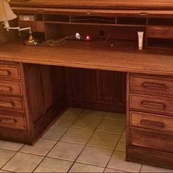 ANTIQUE 1920's ROLL TOP DESK. 

EXCELLENT CONDITION. 

REAL SOLID WOOD,
NO VENEERS

HAS TWO SIDE PULL OUT EXTENSIONS. 

DIMENSIONS:
69"     WIDE 
35" 