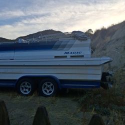 1992 Magic 240 Legend Deck Boat