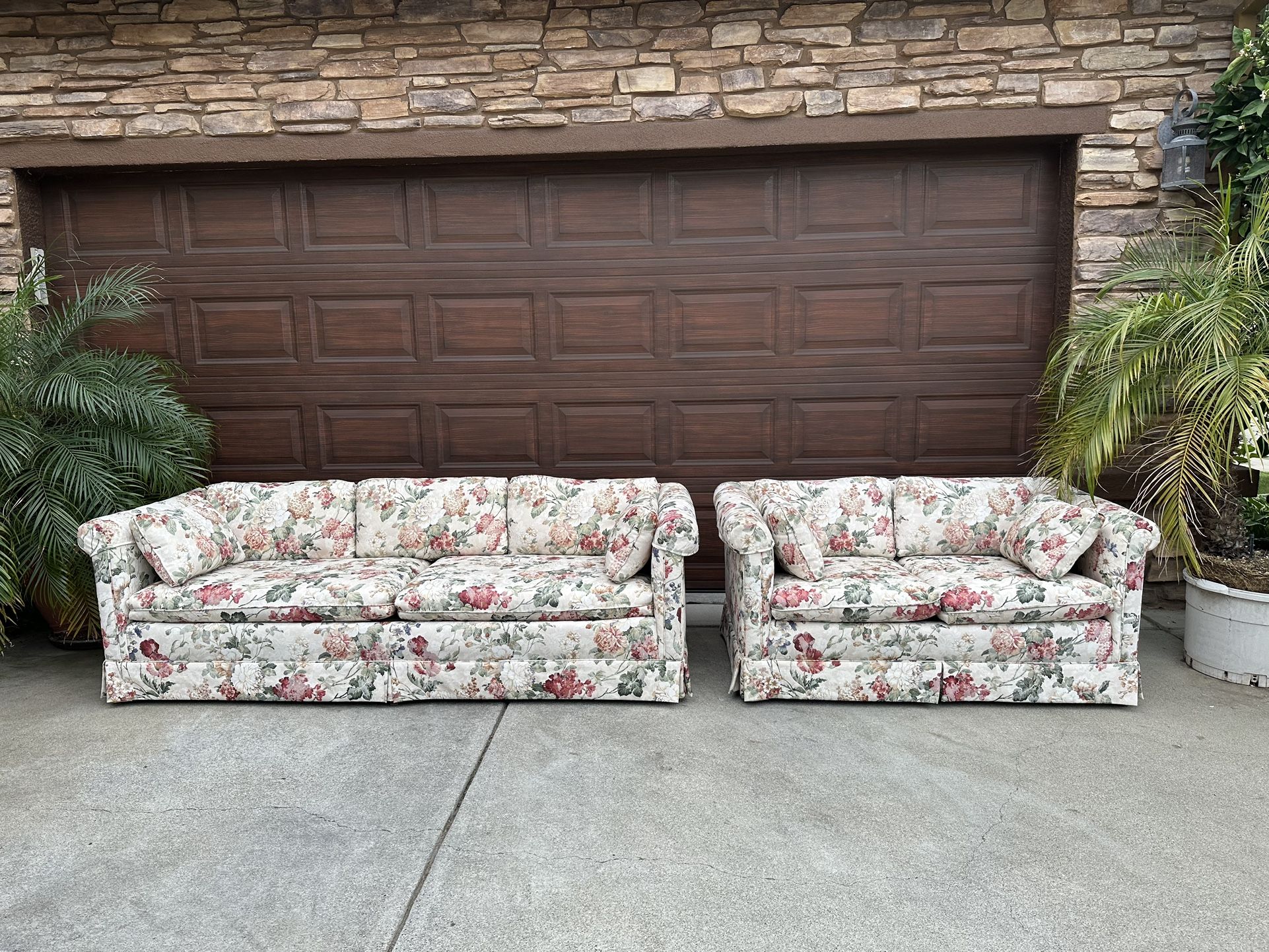 Floral Pattern Fabric Traditional Sofa & Loveseat Set